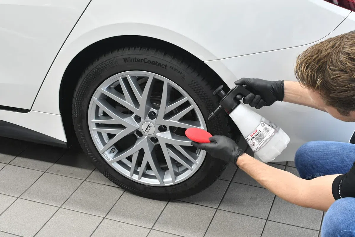 SONAX PROFILINE Éclat pour les pneus (5 litres) redonne aux pneus usés par les intempéries l'intensité de leur couleur et assure une brillance parfaite | Réf:02355000