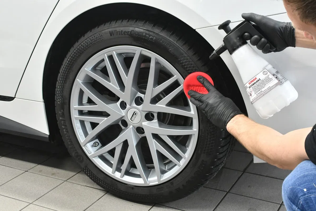 SONAX PROFILINE Éclat pour les pneus (5 litres) redonne aux pneus usés par les intempéries l'intensité de leur couleur et assure une brillance parfaite | Réf:02355000