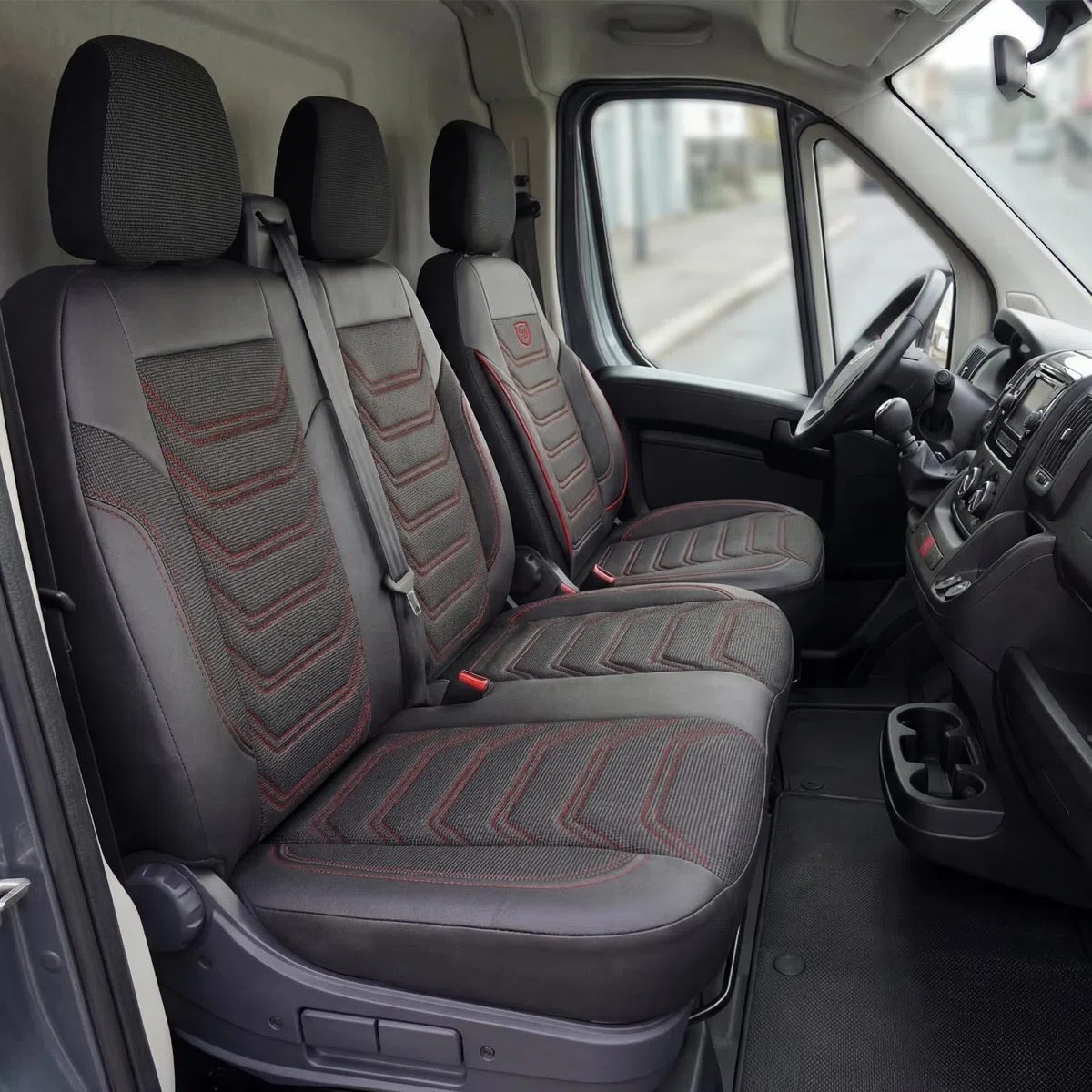 Housses de siège Auto 2+1 pour Fiat Ducato, Peugeot Boxer, Citroën Jumper (2014-2026) Opel Movano C (2022-2026) – Tissu piqué, Noir-Rouge, sièges Avant, siège Passager Droit fractionné